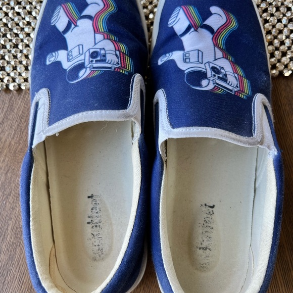 Make a statement with this fun pair of buckfeet - Picture 9 of 10